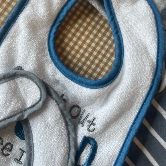 Bundle of 7 onesies + 3 bibs gerber / Carter's.
3-6 Months - Picture 4 of 12